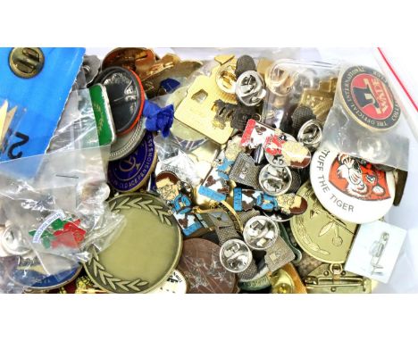 Collection of mixed tin and enamel badges.  P&amp;P Group 1 (£14+VAT for the first lot and £1+VAT for subsequent lots)) 