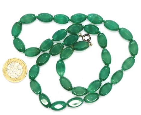 Jade necklace with a silver clasp. P&amp;P Group 1 (£14+VAT for the first lot and £1+VAT for subsequent lots) 