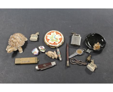 A BAG OF COLLECTABLES TO INC PENS & PENKNIVES