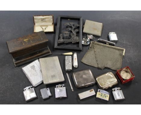 A TRAY OF COLLECTABLES TO INC A LADIES MESH EVENING BAG, LIGHTERS ETC
