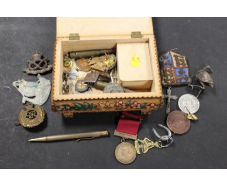 A TRAY OF COLLECTABLES TO INCLUDE CAP BADGES ETC