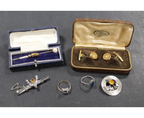 A COLLECTION OF ASSORTED JEWELLERY TO INCLUDE A HALLMARKED SILVER CELTIC BROOCH AND SIMILAR TIE PIN, two dress rings, pearl m