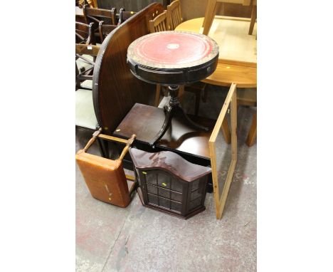 A SELECTION OF ASSORTED FURNITURE, TO INCLUDE LEATHER TOP TABLE, FOOT STOOL, ETC (5)