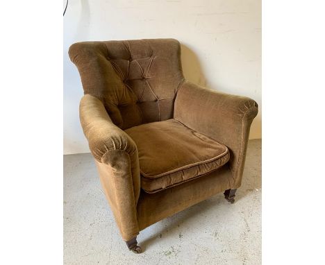 Button back lounge chair 