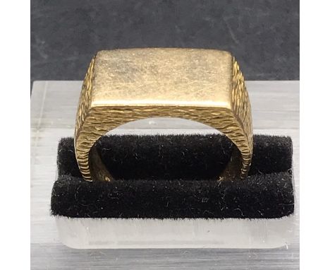 A 9 ct gold signet ring (8.5g)