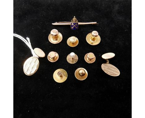Yellow gold collection: 1 pair of 9ct gold cufflinks, a yellow gold and enamel bar-brooch, 3 pairs of 9ct gold studs, 2 singl