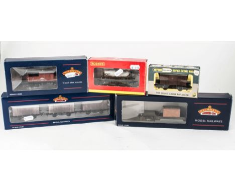 Selection of Bachmann, Hornby, Wren and Airfix rollling stock and wagons, including 38-191Z 10 Ton BR Insulated vans with oth