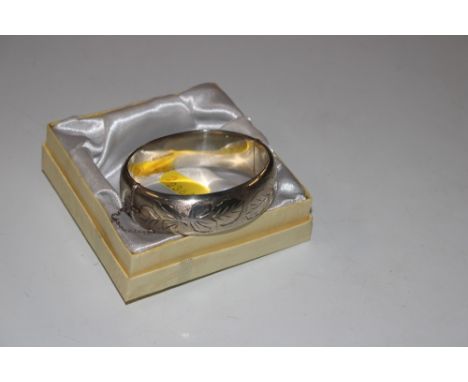 A 1970 HS Ltd, Birmingham silver hinged bangle, approx. 34gms 