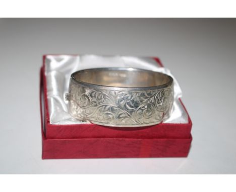 A 1946 Kenart Ltd. Birmingham wide Sterling silver hinged bangle, approx. 34gms 