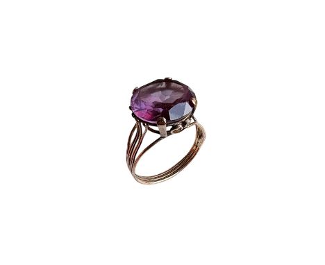 Damenring14 ct GG; mit gr. Amethyst besetzt; Ringgr. 59; 5,5 g.