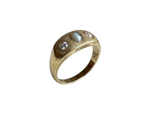 Damenring14 ct GG; besetzt mit Opal von 0,41 ct und seitl. je 1 Brillant von zus. ca. 0,20 ct; 8,2 g.