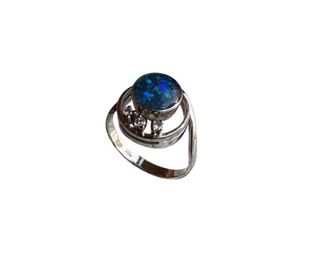 Damenring14 ct WG; besetzt mit rundem Opal und 3 sehr kleinen Brillanten; Meistermarke AX; Ringgr. 51; 3,4 g.