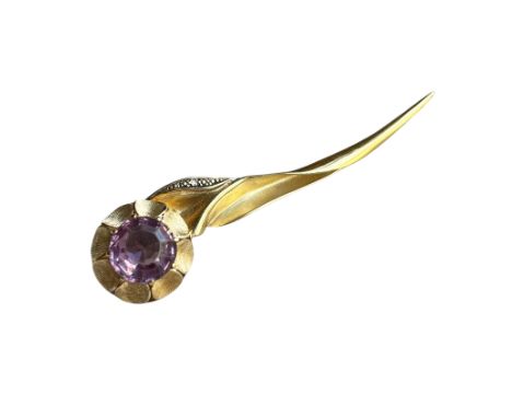 Stabbrosche14 ct GG; Blütenstängel mit Blüte und Amethyst; L: 7 cm; 8,3 g.