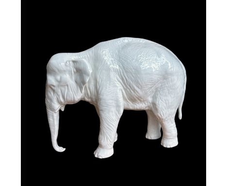 Elefant (Nymphenburg, Entwurf: 1914)Weißporzellan; Entwurf Paul Zettler; Bauchunterseite mit Prägemarke und Modell-Nr.: 507 8