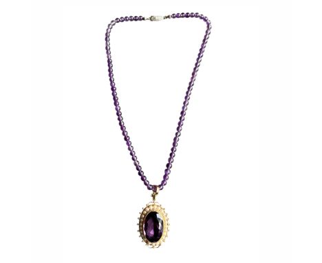 Amethyst-HalsketteAnhänger gefasst in 14 ct GG; mit kl. Süßwasser-Perlen; Gewicht Anhänger: 13,2 g.