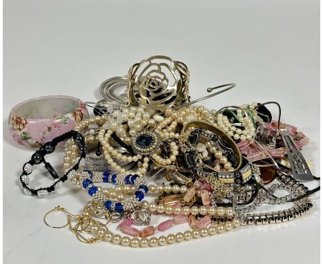 A collection of costume jewellery including paste pearl necklaces, gilt bracelet, gilt chains etc. (A Lot)