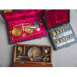 3-teiliges Konvolut von alten Apotheker-Waagen (20. Jh.)