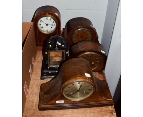 Four mantel clocks and an ebonised 'boulle' mantel clock case (5)