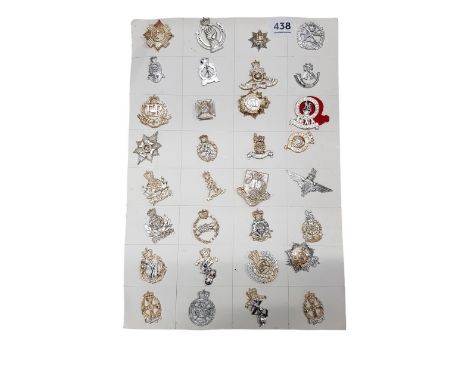 SELECTION OF 32 BRITISH ARMY CAP BADGES 