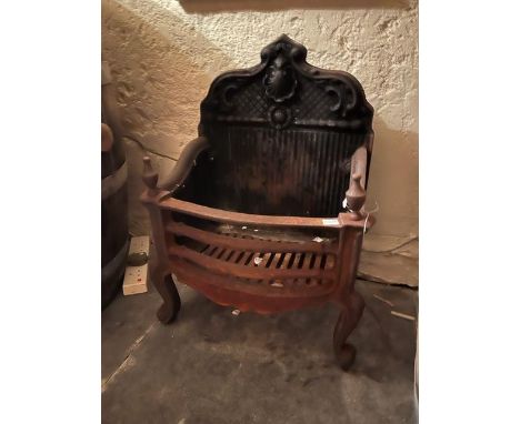 A heavy bow fronted cast iron Fire Grate, with crested top and fluted back on front cabriole legs, 46cms (18") w. (1) 