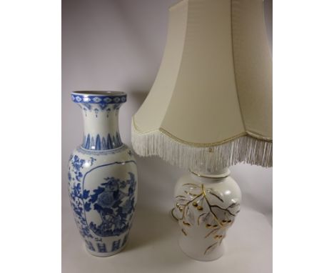 Large table lamp with shade and a blue and white Chinese vase H64cm Condition Report Click here for further images, condition