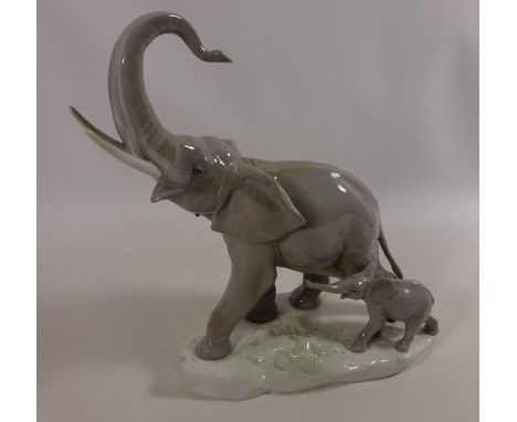 Lladro 'Elephants' by Fulgencio Garcia, No 1151, H30.5cm  Condition Report Click here for further images, condition, auction 