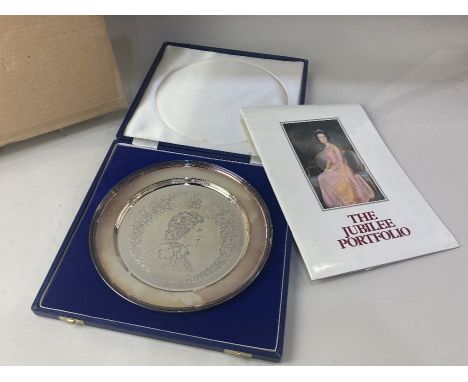 An Elizabeth II silver, Silver Jubilee commemorative plate, makers Roberts &amp; Dore Ltd, London 1977, engraved with a portr