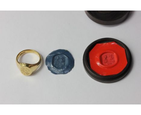 An 18ct gold signet ring with engraved crest 13g with two matching wax seals in circular box, 