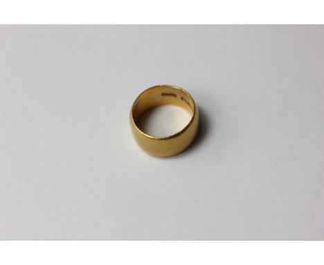 A 22ct gold ring, 11g