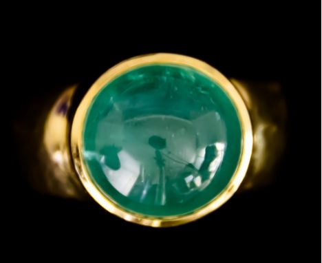An 18ct Gold Cat's Eye Cabochon Emerald Ring, set with a cabochon cat's eye emerald, approximately 10ct, size R, gross weight