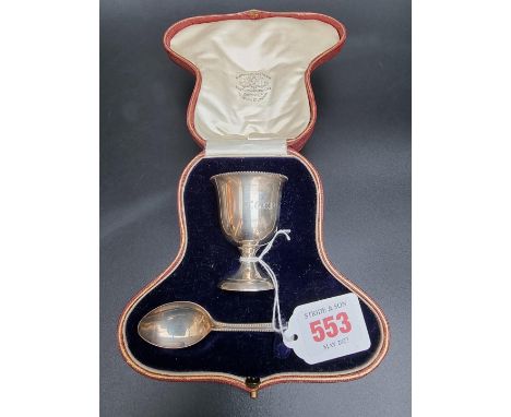 A silver egg cup and spoon, in a Goldsmiths and Silversmiths fitted case, 57g. 