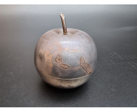 A Victorian silver novelty apple cotton box, by&nbsp;W &amp; G Neal, London 1900, 7cm high, 111.4g. 