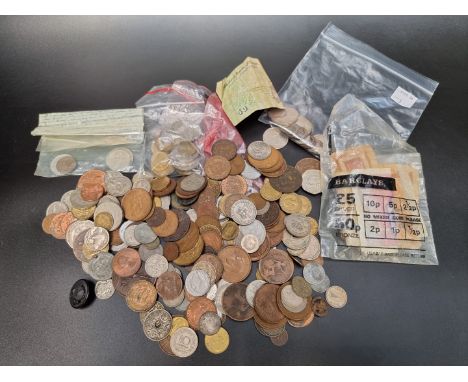 Coins: a quantity of UK and world coins; to include a small quantity of silver and part silver coinage, 58g. 