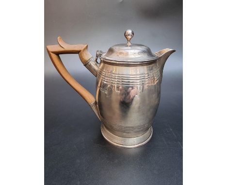 An Edwardian&nbsp;silver hot water jug, by Lambert &amp; Co, London 1907, 16cm high, gross weight 493g. 