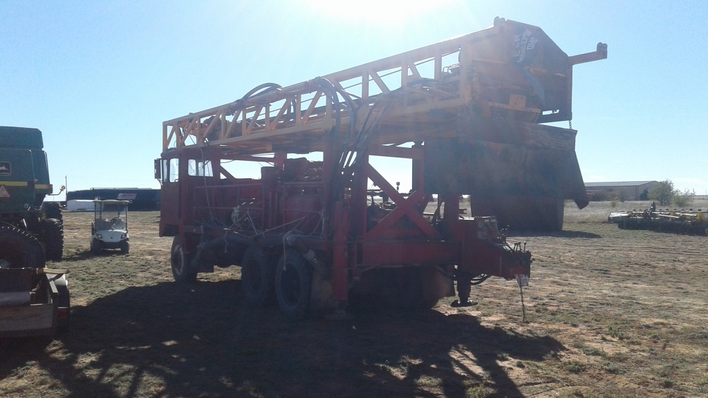 Sanderson Cyclone Drilling Rig TH100 with 300' of drilling pipe. Comes