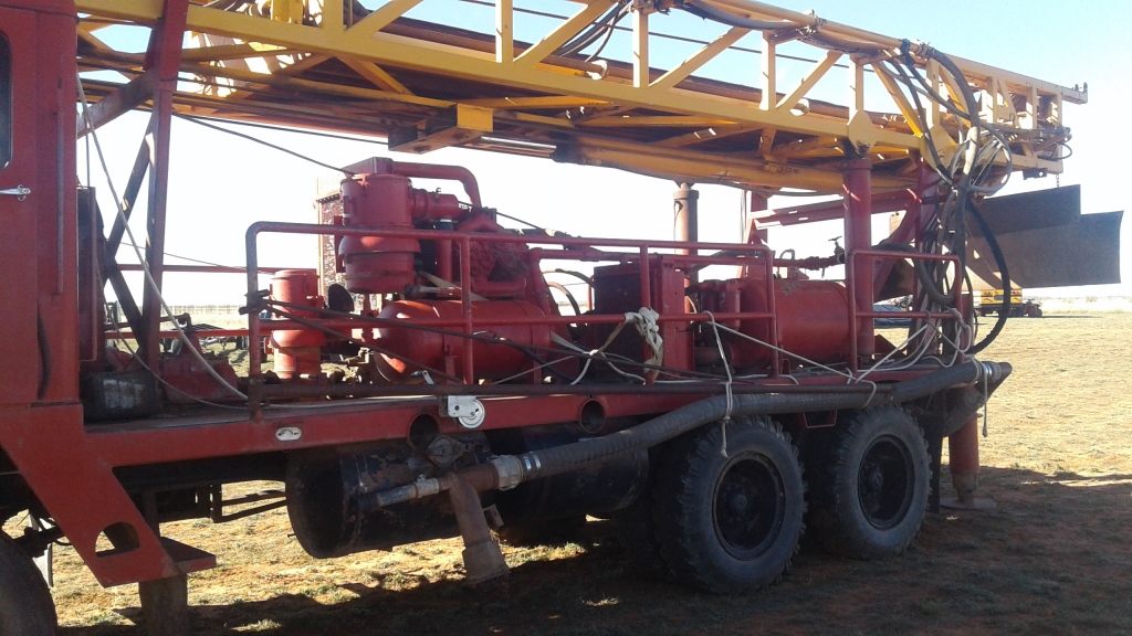 Sanderson Cyclone Drilling Rig TH100 with 300' of drilling pipe. Comes