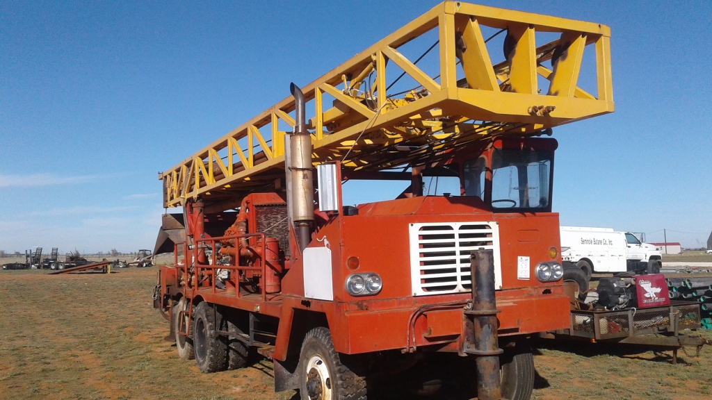Sanderson Cyclone Drilling Rig TH100 with 300' of drilling pipe. Comes