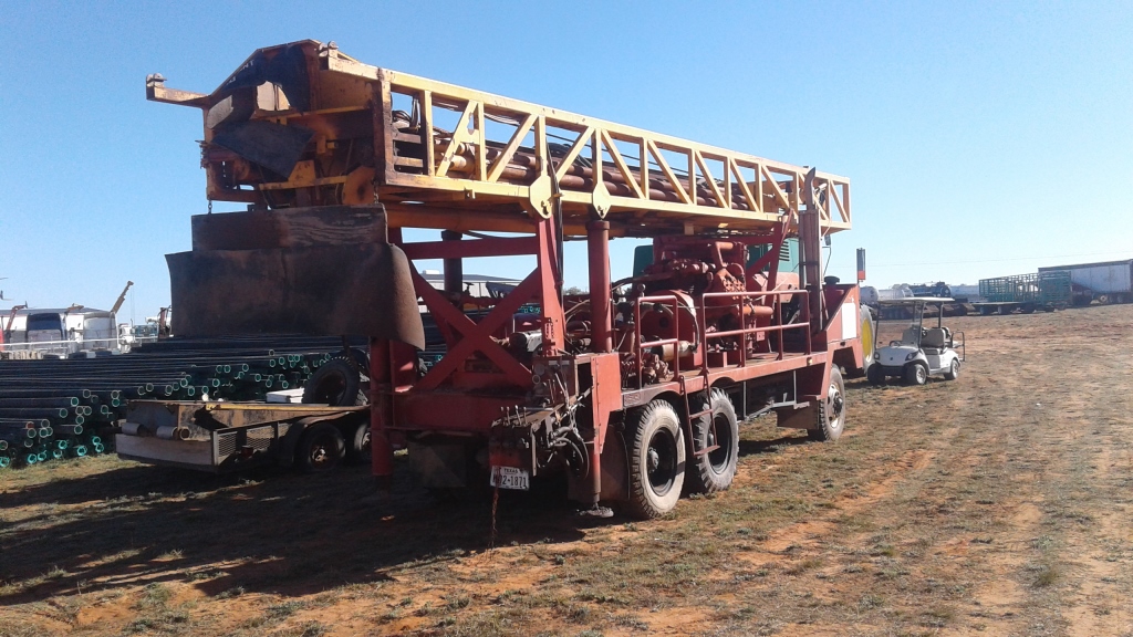 Sanderson Cyclone Drilling Rig TH100 with 300' of drilling pipe. Comes