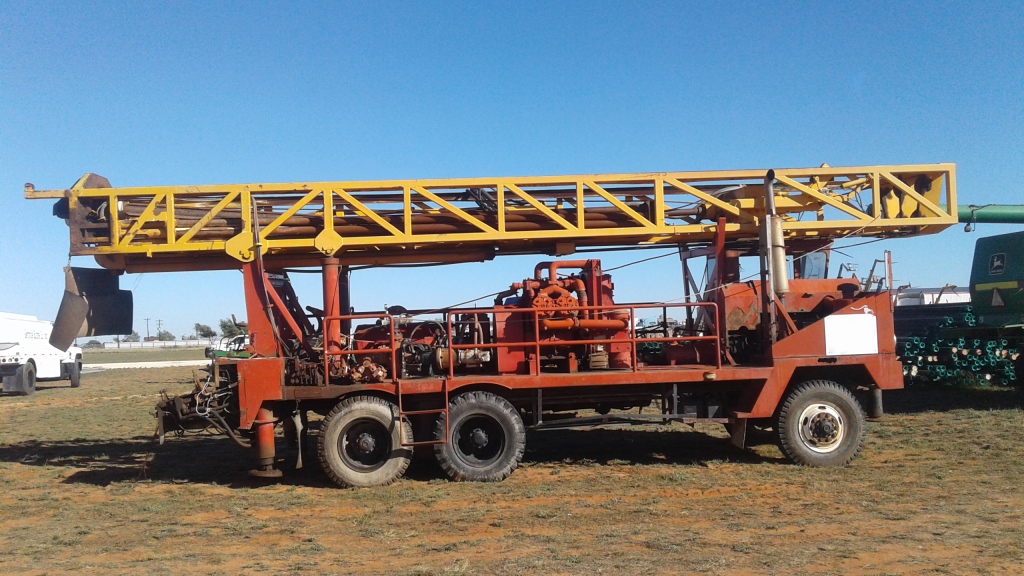 Sanderson Cyclone Drilling Rig TH100 with 300' of drilling pipe. Comes