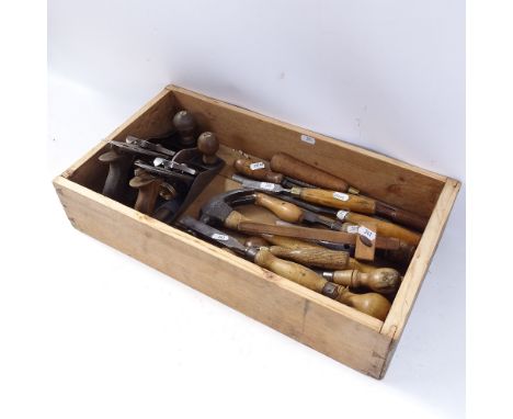Various woodworking tools, including Stanley no. 4 1/2 plane, Record no. 3 plane, and various chisels 