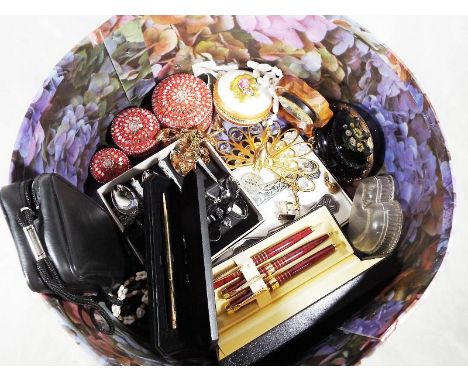 A good mixed lot to include graduated trinket dishes, ceramic trinket dish, a Farbez pen set , faceted necklace, vintage came