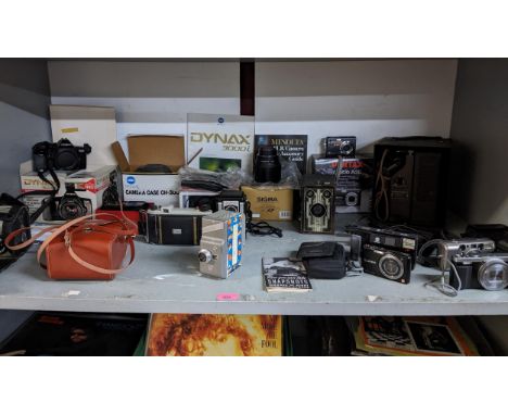 A quantity of vintage film and digital cameras to include a Minolta Dynax 3000L camera, Kodascope model C, Minolta AF2 camera