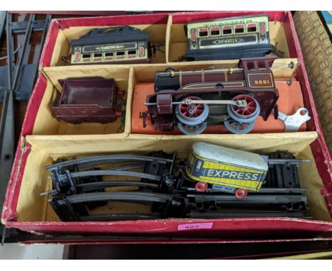 A Hornby tinplate model railway set to include a 5551 engine with key, two Pullman Aurelia passenger carriages, LMS rolling s