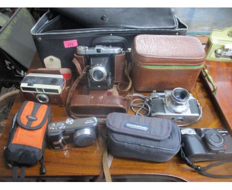 A group of vintage film and digital cameras to include a Liedoff Wetzlar Prontor SVS camera with Wetzlar Lordoner 1/2:8:50 le