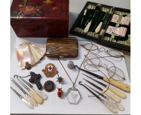 A mixed lot to include an early 20th Century fitted manicure set, a bakelite cigarette case, a white metal thimble, enamelled