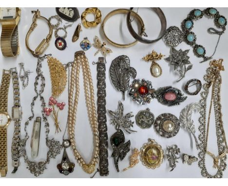 A quantity of vintage costume jewellery to include a rolled gold and engraved bangle, a white metal engraved bangle, a Wedgwo