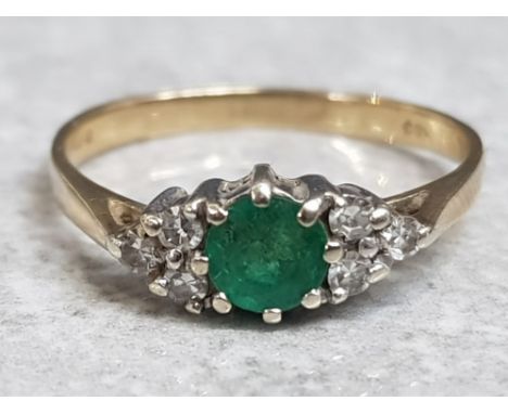 9ct yellow gold &amp; emerald ring with 2x sets of 3 diamonds on either side of centre stone, size K½, 1.4g