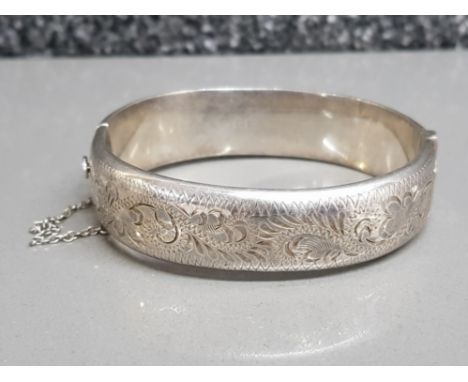 Solid silver bangle half etched with safety chain, hallmarked for Birmingham 1965 by KPH jewellery co, 23.8g
