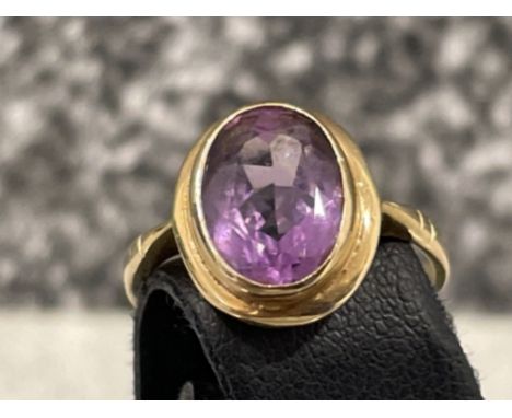 Ladies 9ct gold oval Amethyst ring. 2.7g size N