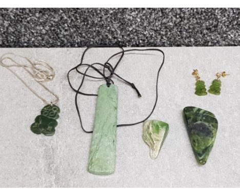 Jade jewellery comprising two pendants and a pair of earrings together with two rocks.